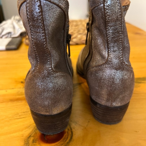 Anthropologie women’s metallic zipper booties size 8 Seychelles - Picture 4 of 6